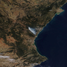 Imagen de satélite del incendio que ha calcinado más de 4.600 hectáreas en Castelló y mantiene a 1.600 vecinos desalojados.