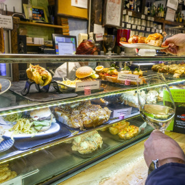 Barra de pinchos en un bar de Aranda de Duero, en enero de 2022.