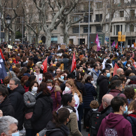 Docents concentrats a la convocatòria dels sindicats educatius al centre de Barcelona.