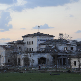 Vista de un edificio dañado en el ataque con misiles en la ciudad de Erbil.