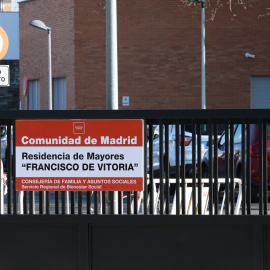 Cartel de entrada a la residencia de mayores Francisco de Vitoria, en la localidad madrileña de Alcalá de Henares. E.P./Marta Fernández