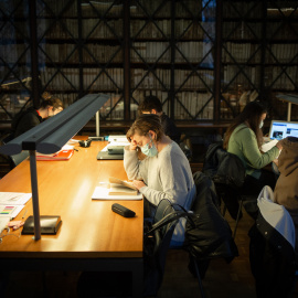 Varias personas en la sala de estudios de la Facultad de Filología y Comunicación Universidad de Barcelona, a 10 de enero de 2022, en Barcelona, Catalunya.