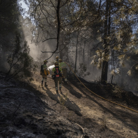 Un grupo de efectivos de las brigadas forestales durante los trabajos del incendio de Villanueva de Viver