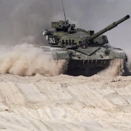 Vista de un tanque durante un entrenamiento militar en el centro 'Desna', cerca de Kiev, Ucrania. Miembros de la Organización para la Seguridad y la Cooperación en Europa (OSCE) visitan Ucrania dentro del marco de una observación internacio