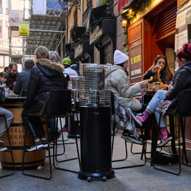 Una terraza llenas de comensales en el centro de Madrid, a 1 de enero de 2022.