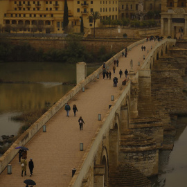 16/03/2022-Vista del Puente Romano de Córdoba este miércoles cubierto por el barro que ha dejado la calima