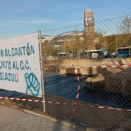 Un cartel reivindicativo, frente al terreno donde está empezando a construirse un cantón de basuras en Carabanchel (Madrid)