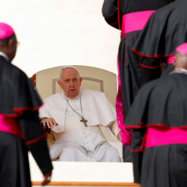 El papa Francisco, sentado, observa a varios obispos en una audiencia en el Vaticano, a 22 de marzo de 2023.