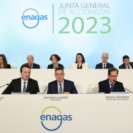 (I-D) El consejero delegado de Enagás, Arturo Gonzalo; el presidente de Enagás, Antonio Llarden, y el secretario general de Enagás, Rafael Piqueras, durante la junta de accionistas de la compañía, en Madrid. E.P./Marta Fernández