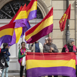 Manifestantes con banderas republicanas durante el debate en el pleno del Parlamento Vasco de una iniciativa  a favor de una reforma constitucional para que contemple la vía de la República y el derecho a decidir