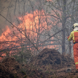 Bomberos de Asturias trabajan en el incendio de los concejos de Valdes y Tineo. E.P./Xuan Cueto