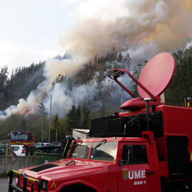 Miembros de la UME tratan de sofocar el fuego sobre Navelgas.