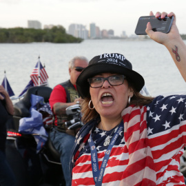 Una seguidora del expresidente estadounidense Donald Trump grita consignas hoy, durante un acto de apoyo al exmandatario, en las cercanías de Mar-a-Lago