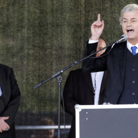 El ultra holandés Geert Wilders interviene en la manifestación del movimiento islamófobo Pegida en Drese. Al fondo, el exlíder y co-fundador de Pegida Lutz Bachmann. REUTERS/Fabrizio Bensch