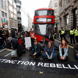 25/04/2019 - Los manifestantes bloquean el tráfico en Fleet Street durante la protesta de Extinction Rebellion en Londres, Gran Bretaña, 25 de abril de 2019 | REUTERS/ Peter Nicholls