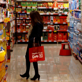 Una mujer en un supermercado de Dia en la localidad madrileña de Las Rozas. REUTERS/Sergio Perez