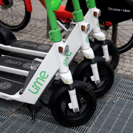 Varios patinetes eléctricos aparcados en la calle, a 3 de octubre de 2022, en Madrid (España).