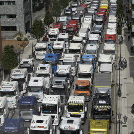 Diversos colectivos de transporte y ganaderos se manifiestan en Oviedo este sábado con motivo de la huelga de transporte en las cercanías del Palacio de Exposiciones donde se celebra el XXXIII Congreso de la Federación Socialista Asturiana