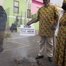 'Khoigoed' o African Sage se quema ritualmente, especialmente para las ceremonias de curación o limpieza, antes de que cientos de personas, que incluyen a Khoi y otras Primeras Naciones, activistas ambientales y cívicos, marchen por las cal