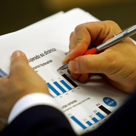 Un directivo del Banco Sabadell toma notas durante la presentación de los resultados económicos de la entidad correspondientes al primer trimestre del ejercicio 2019. EFE/Toni Albir