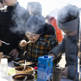 Varios niños se alimentan este lunes en el campamento de refugiados en Budomierz (Polonia), en el paso fronterizo con Ucrania más cercano al bombardeo del IPSC de Yavoriv, a 25 kilómetros de la frontera polaca.