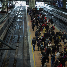 Acumulación de viajeros en un andén de la estación de Atocha.