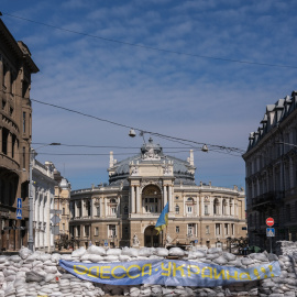 El Teatro Académico Nacional de Ópera y Ballet de Odessa y uno de los símbolos de la ciudad detrás de una barricada con un cartel que dice "¡Odesa es Ucrania!".