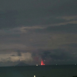 El volcán indonesio Anak Krakatau entró anoche en erupción | Reuters