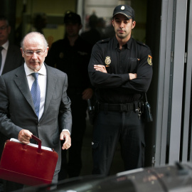 El expresidente de Bankia, Rodrigo Rato, a su salida de la Audiencia Nacional tras declarar el pasado octubre por el uso de las llamadas tarjetas black. REUTERS