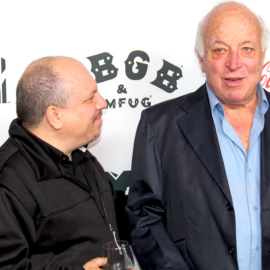 Lorenzo Tartamella con Seymour Stein en la alfombra roja del festival CBGB.