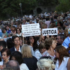 Cientos de personas se concentran en una céntrica plaza de Buenos Aires para conmemorar el primer aniversario de la muerte del fiscal argentino Alberto Nisman/ EFE