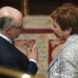 El ministro de Hacienda, Cristóbal Montoro, conversa con la vicepresidenta del Congreso, Celia Villalobos, al inicio del pleno del Congreso de los Diputados. EFE/Fernando Alvarado