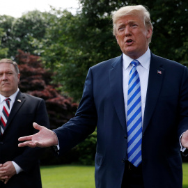 El presidente Donald Trump habla con los medios mientras el secretario de Estado, Mike Pompeo, le observa. 1 de junio de 2018. REUTERS/Leah Millis