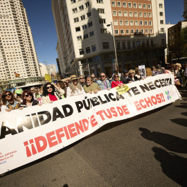 Varias personas marchan en la manifestación convocada por entidades sociales, profesionales de la sanidad y organizaciones sindicales por la defensa del sistema sanitario público madrileño, a 26 de marzo de 2023, en Madrid (España).