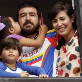 El opositor Daniel Ceballos junto a su familia. REUTERS/Christian Veron/Archivo