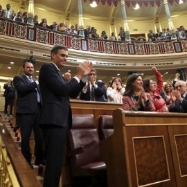 El líder socialista, Pedro Sánchez, es aplaudido por toda la bancada socialista tras las votaciones de la moción de censura presentada por su partido contra Mariano Rajoy, que han hecho presidente al secretario general del PSOE. EFE/J.J. Gu