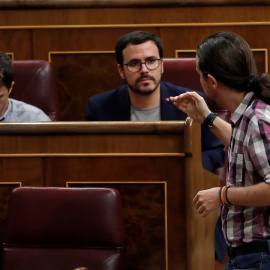 El secretario de Análisis Estratégico de Podemos, Íñigo Errejón, el líder de IU, Alberto Garzón y el líder de Podemos, Pablo Iglesias, conversan durante el pleno del Congreso de los Diputados. EFE/Chema Moya