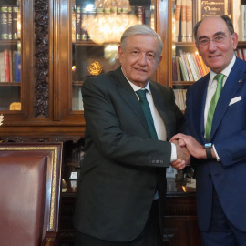 El presidente de México, Andrés Manuel López Obrador (i), saluda al presidente ejecutivo de Iberdrola, Ignacio Sánchez Galán (d), al termino de una reunión en el Palacio Nacional de la Ciudad de México (México). EFE/ Presidencia de México