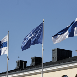 Banderas finlandesas y de la OTAN ondean en el patio del Ministerio de Relaciones Exteriores, antes de la adhesión de Finlandia a la OTAN, en Helsinki