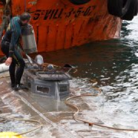 El 'narcosubmarino' se hunde tras ser remolcado a puerto gallego