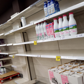 : La escasez de algunos productos básicos como la leche era visible este martes en algunos supermercados como en este Eroski de Zaragoza.