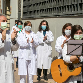 Compañeros del médico José Luis San Martín, primer facultativo fallecido en la provincia de Zaragoza por COVID-19, durante el homenaje que le han rendido a las puertas del Centro de Salud donde desempeñaba su labor. EFE/Javier Cebollada