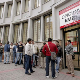 Un grupo de jóvenes hace cola en una sede del Servicio de Empleo.-EFE/Emilio Naranjo