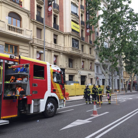 Los Bomberos trabajan para asegurar la zona y encontrar posibles atrapados por el derrumbe. TWITTER EMERGENCIAS MADRID