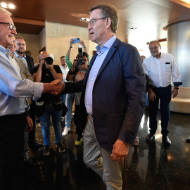 El expresidente de la Región de Murcia, Ramón Luis Valcárcel (i), saluda al presidente del PP, Alberto Núñez Feijóo (d), a su llegada a la Junta Directiva Regional del PP, en el Hotel Nelva, a 16 de septiembre de 2022, en Murcia.