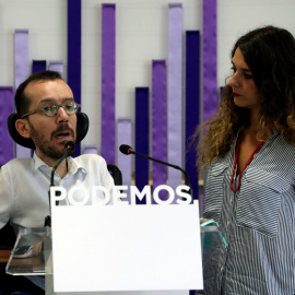 El secretario general de Podemos en Aragón y secretario de Organización de Podemos en España Pablo Echenique y la portavoz adjunta de Podemos Noelia Vera, en rueda de prensa tras el tras el Consejo de Coordinación de la formación morada, es