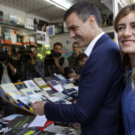 Pedro Sánchez durante su visita a la 75 edición de la Feria del Libro de Madrid.- EFE