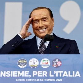 El ex primer ministro italiano y líder del partido Forza Italia, Silvio Berlusconi, en una imagen de archivo de septiembre de 2022, en el mitin de cierre de campaña de las elecciones generales, en la Piazza del Popolo, en Roma. REUTERS/Yara