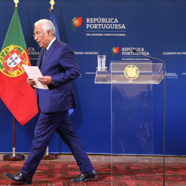 El primer ministro portugués, el socialista António Costa, se marcha tras ofrece unas declaraciones este viernes en Lisboa (Portugal), en las que amenazó con dimitir si finalmente es refrendada la medida que reconoce que la actualización de