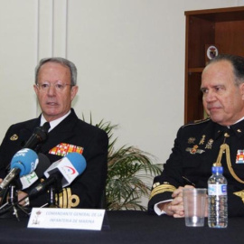 El general de División Juan Chicharro Ortega, a la derecha de la imagen, durante un acto público.